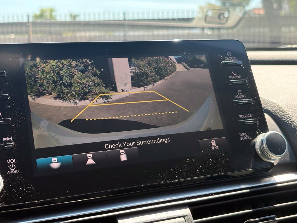 Used 2018 White Honda EX image 13