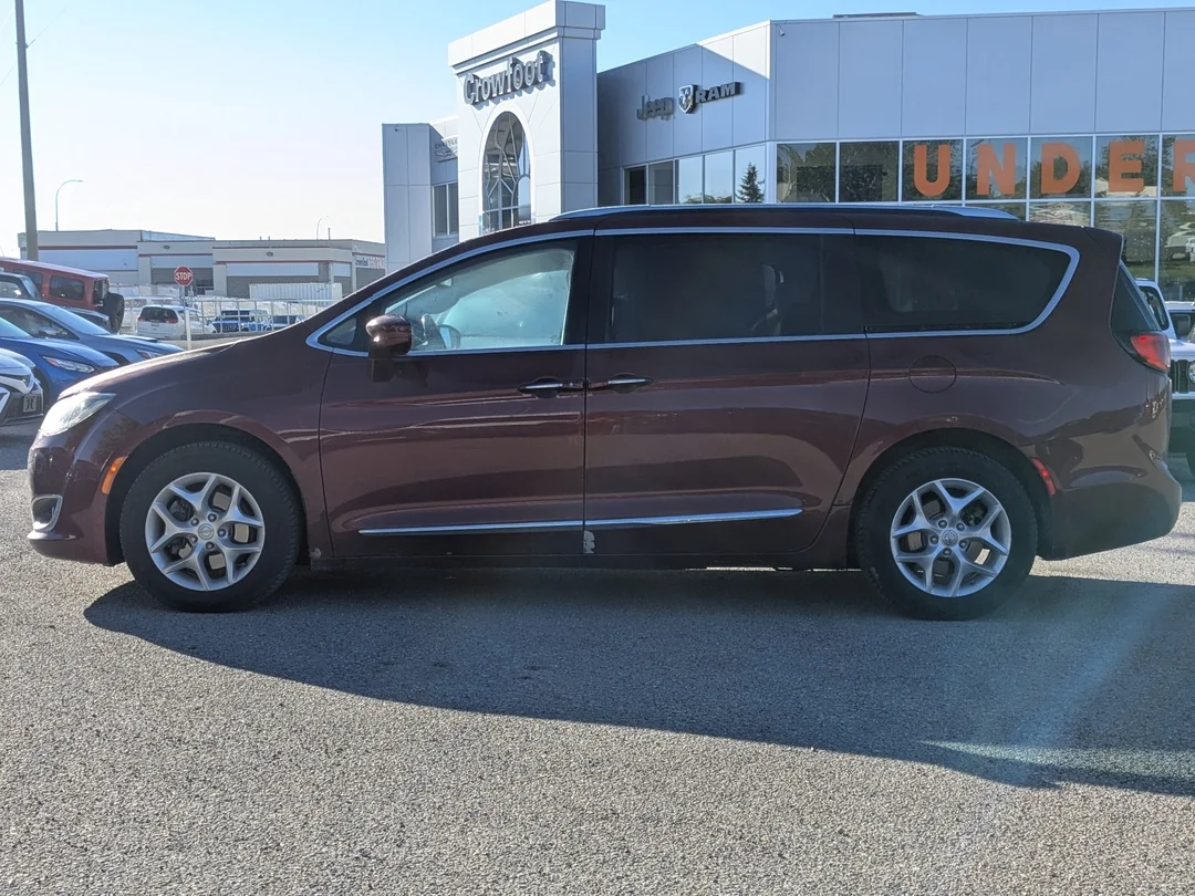 Used 2017 Red Chrysler Touring-L Plus - - FWD - 8.4 Uconnect NAV - 18 Wheels - Remote Start & More! image 5