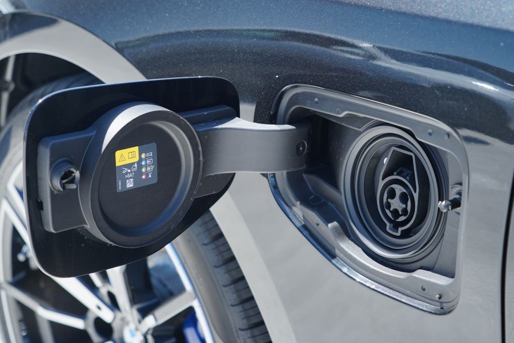New 2027 Black Sapphire Metallic BMW 550e xDrive image 7