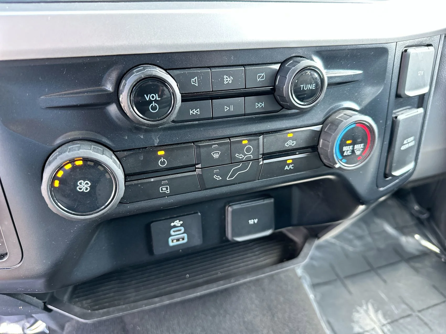 Used 2024 Oxford White Ford XLT image 18