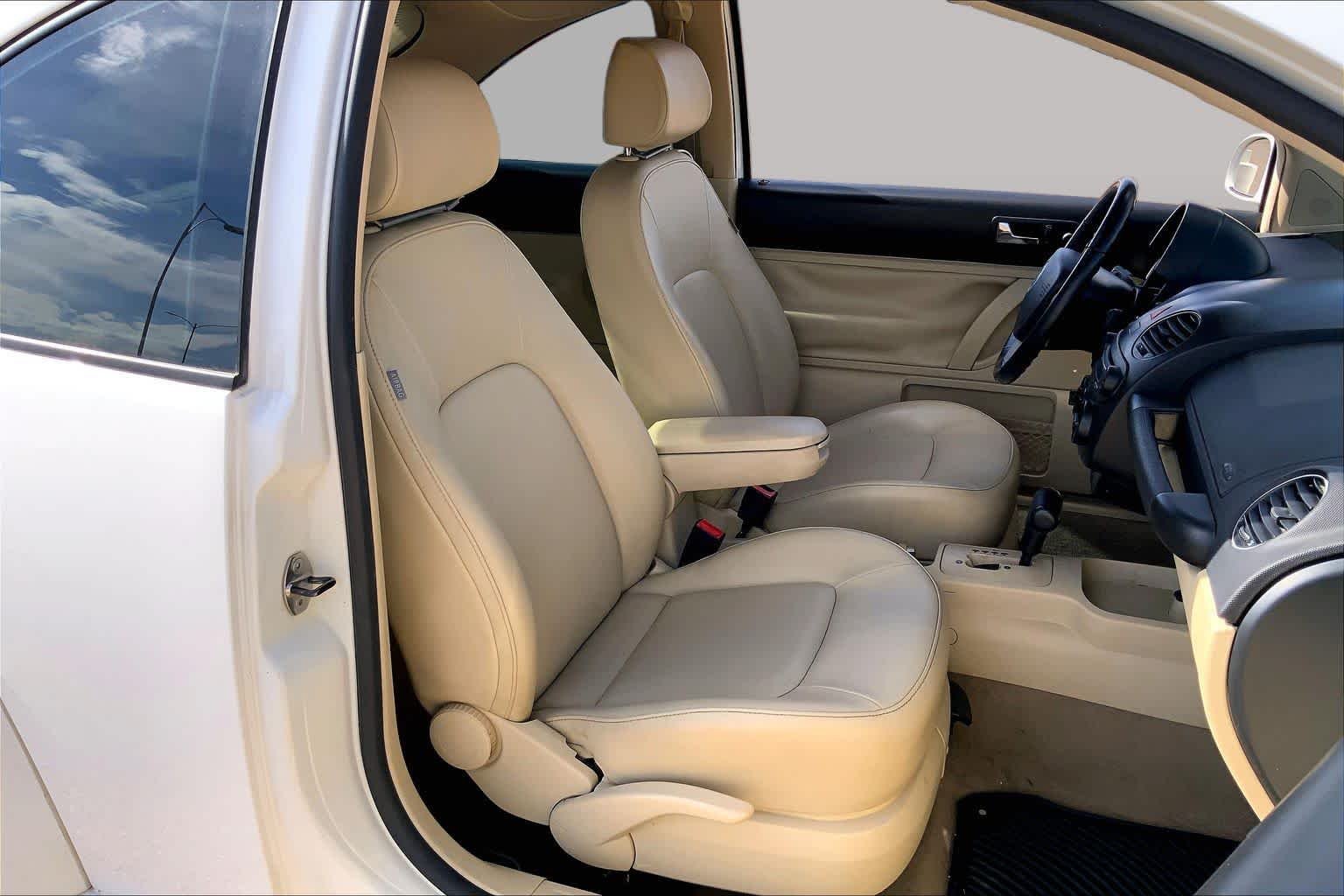 Used 2010 Candy White Volkswagen  image 8