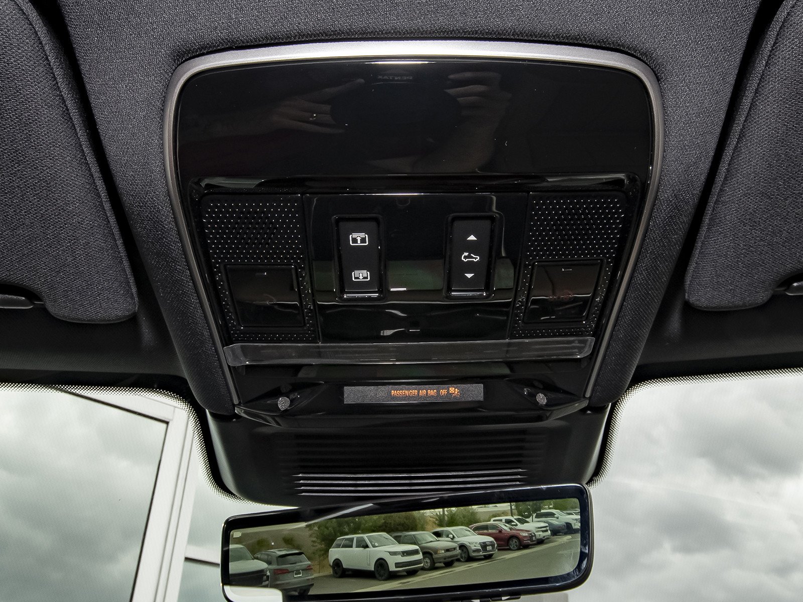 New 2026 Santorini Black Land Rover Dynamic SE image 17