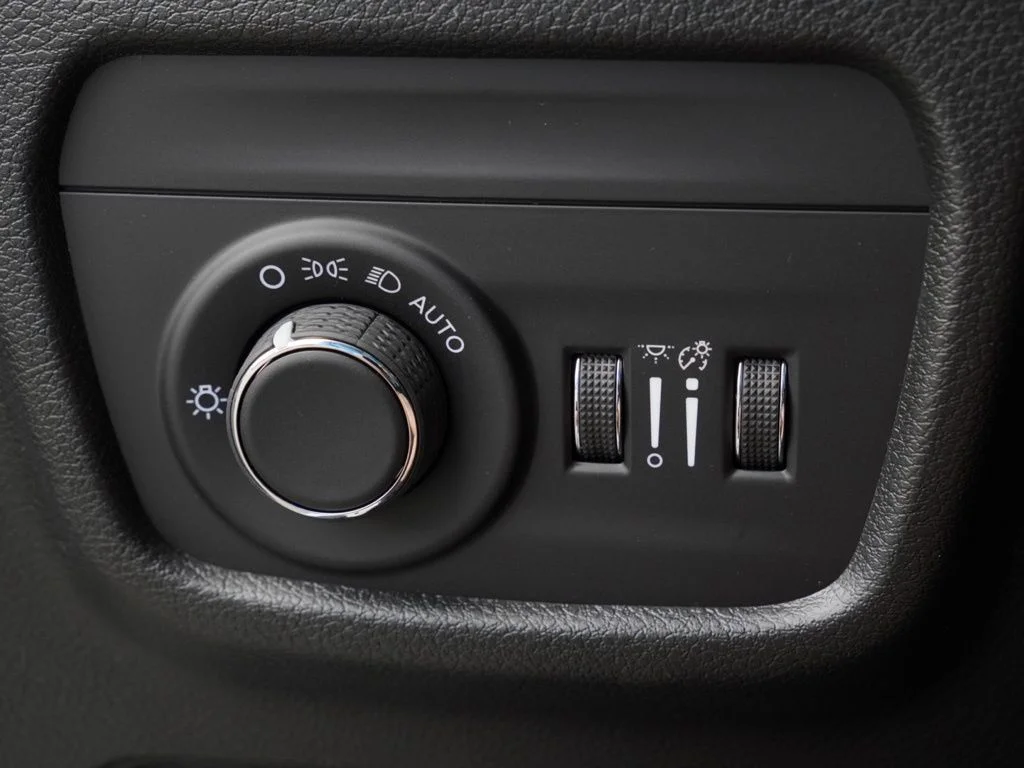 New 2026 Bright White Clear-Coat Exterior Paint Jeep Altitude image 13