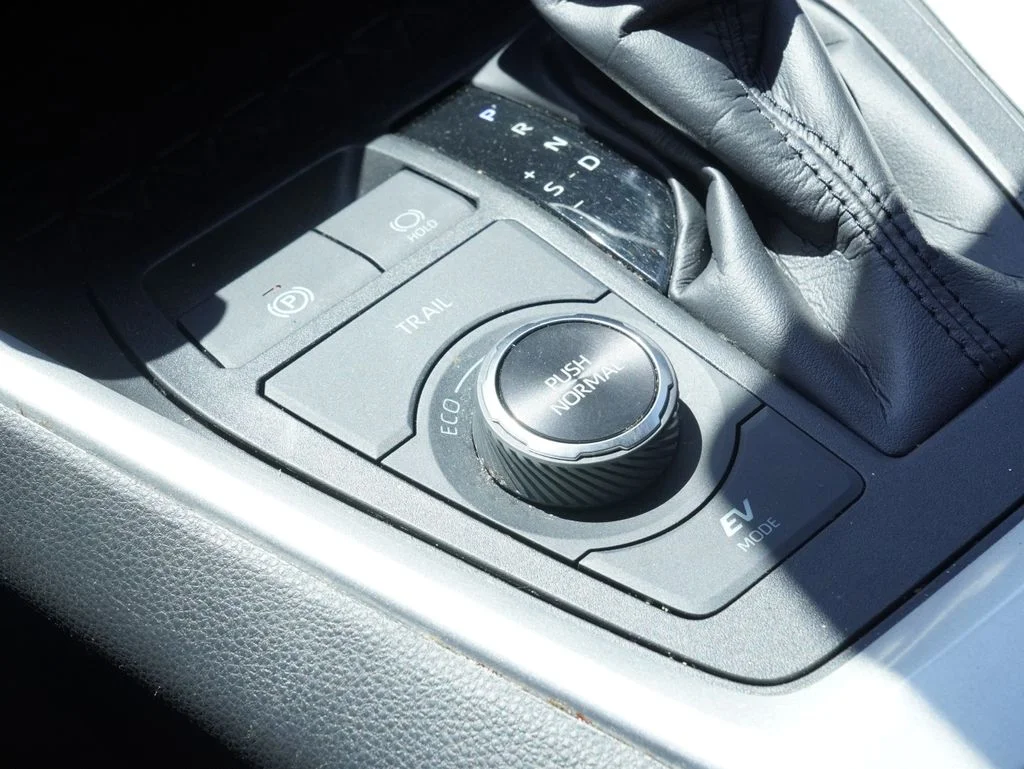 Used 2024 White Toyota LE image 19