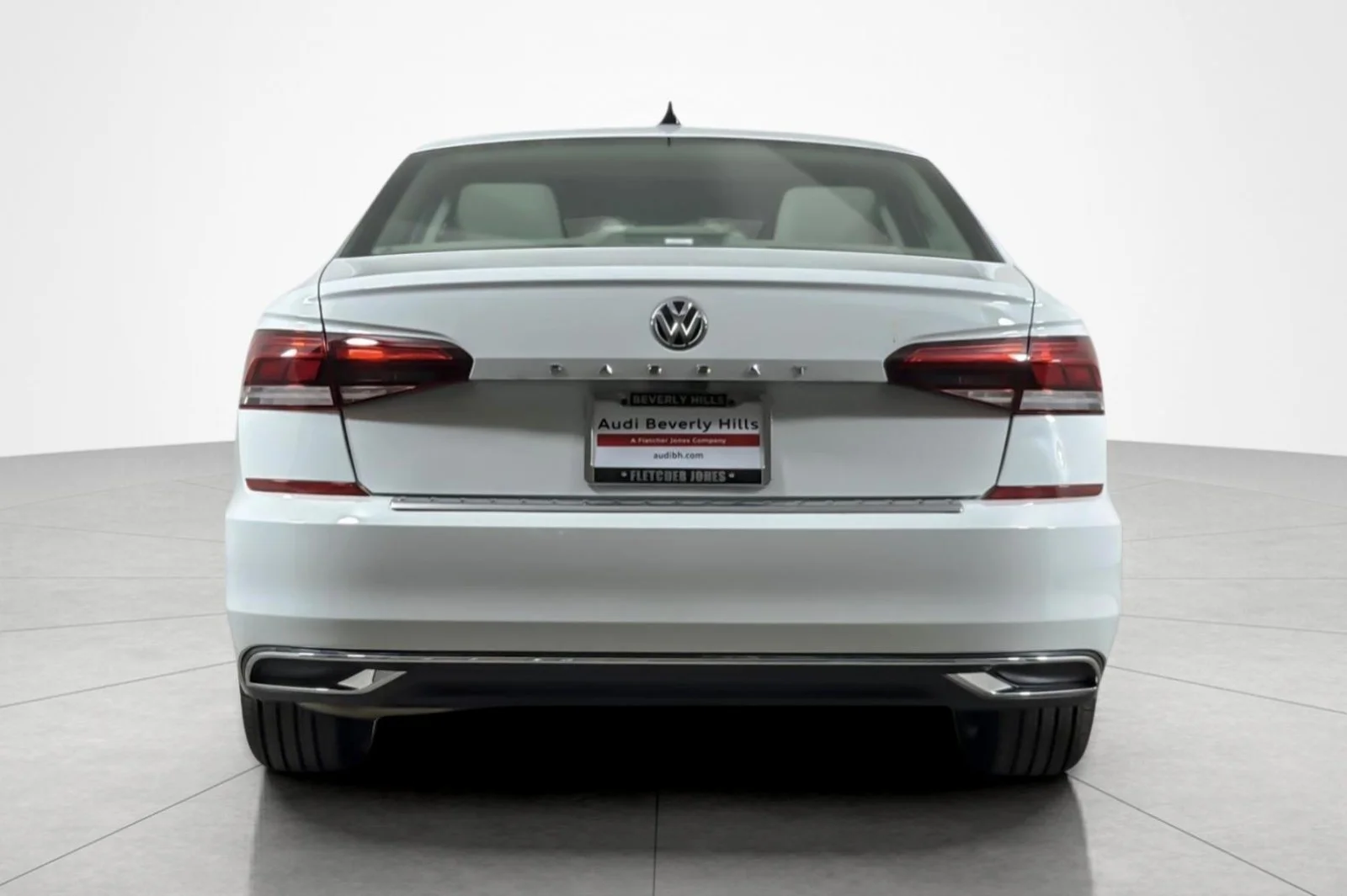 Used 2022 Pure White Volkswagen 2.0T SE Auto image 4