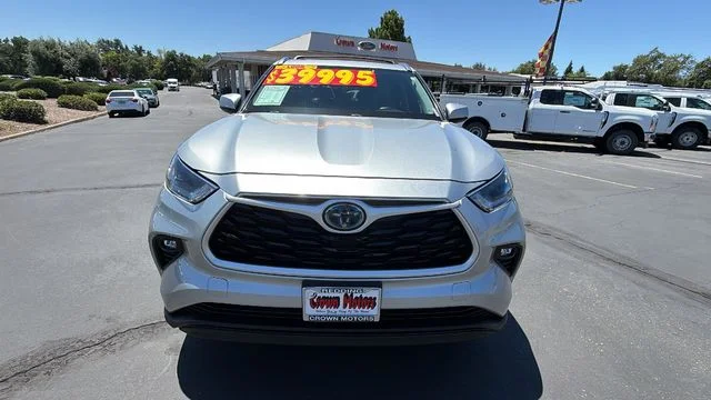 Used 2021 Silver Toyota XLE image 8