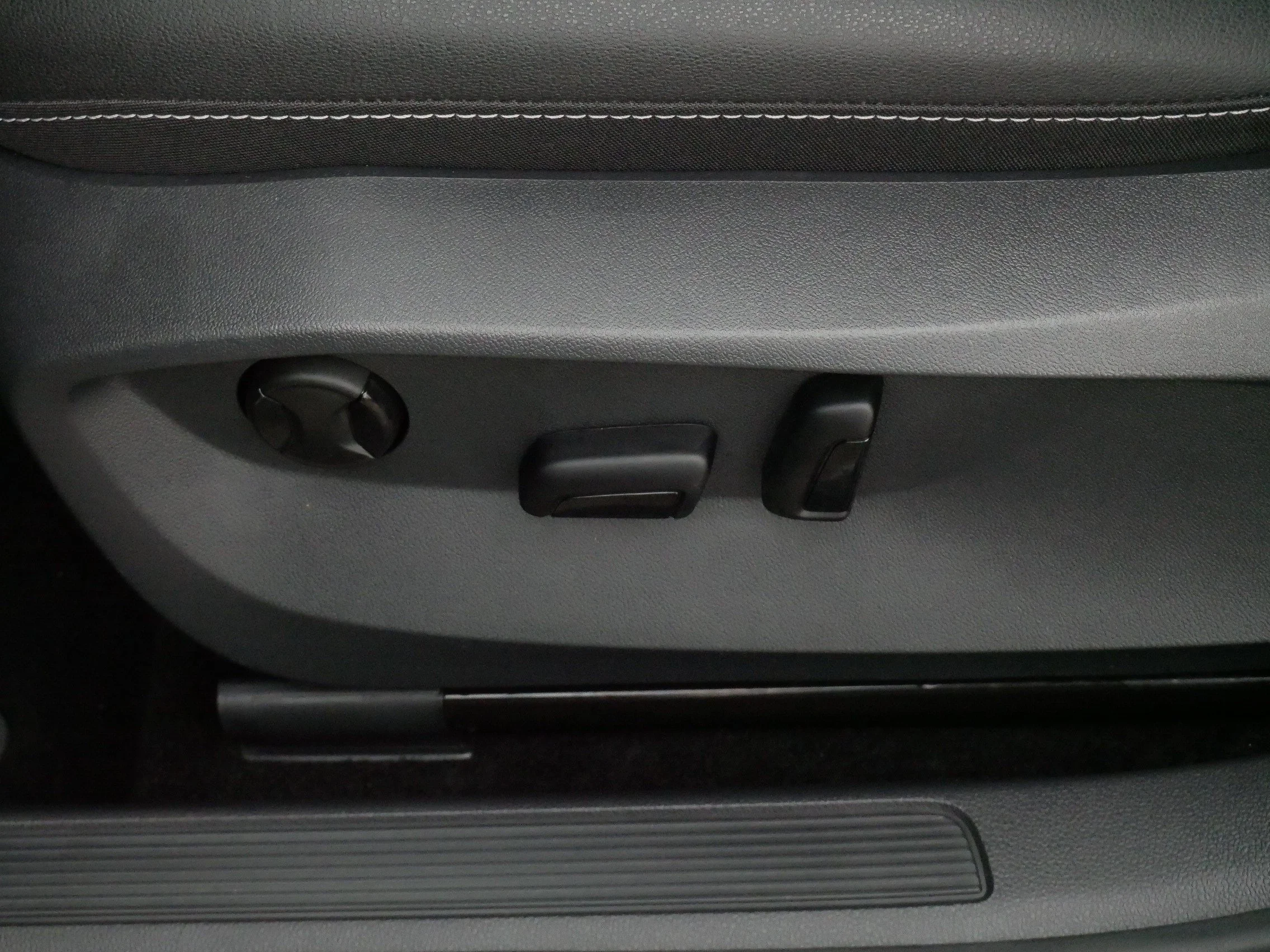 Certified Used 2025 Bright Moss Green Metallic/Deep Black Roof Volkswagen SE Black image 20