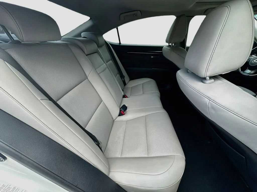 Used 2016 White Lexus 350 image 28