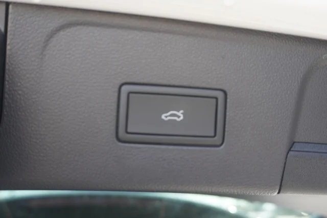 New 2026 Opal White Pearl Volkswagen 2.0T Peak Edition image 10