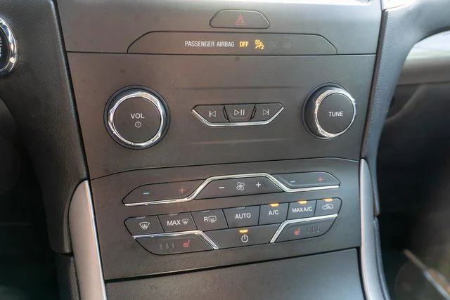Used 2019 Gray Ford SEL image 31
