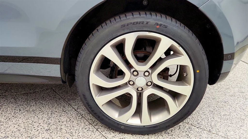 Used 2020 Nolita Grey Metallic Land Rover P250 First Edition w/ Upgraded Wheels & Adaptive Dynamics image 9
