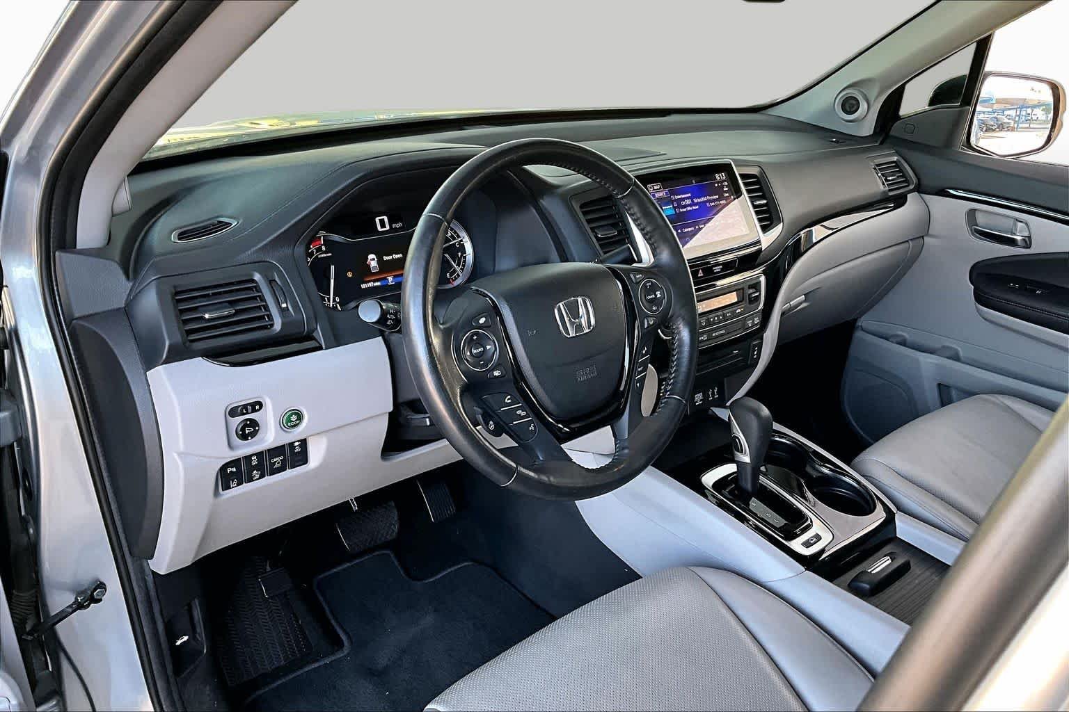 Certified Used 2019 Lunar Silver Metallic Honda RTL-E image 17