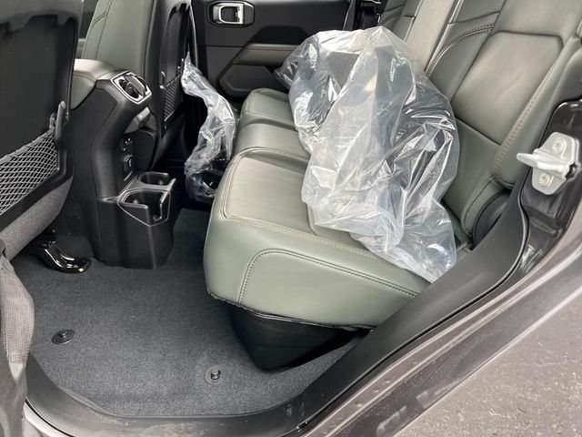 New 2026 Granite Crystal Metallic Clear-Coat Exterior Paint Jeep Mojave X image 18
