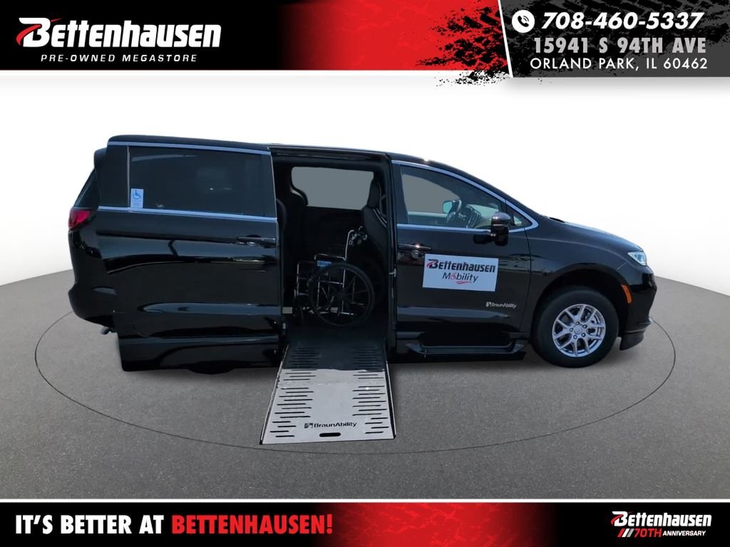 2025 Chrysler Pacifica Select's photo