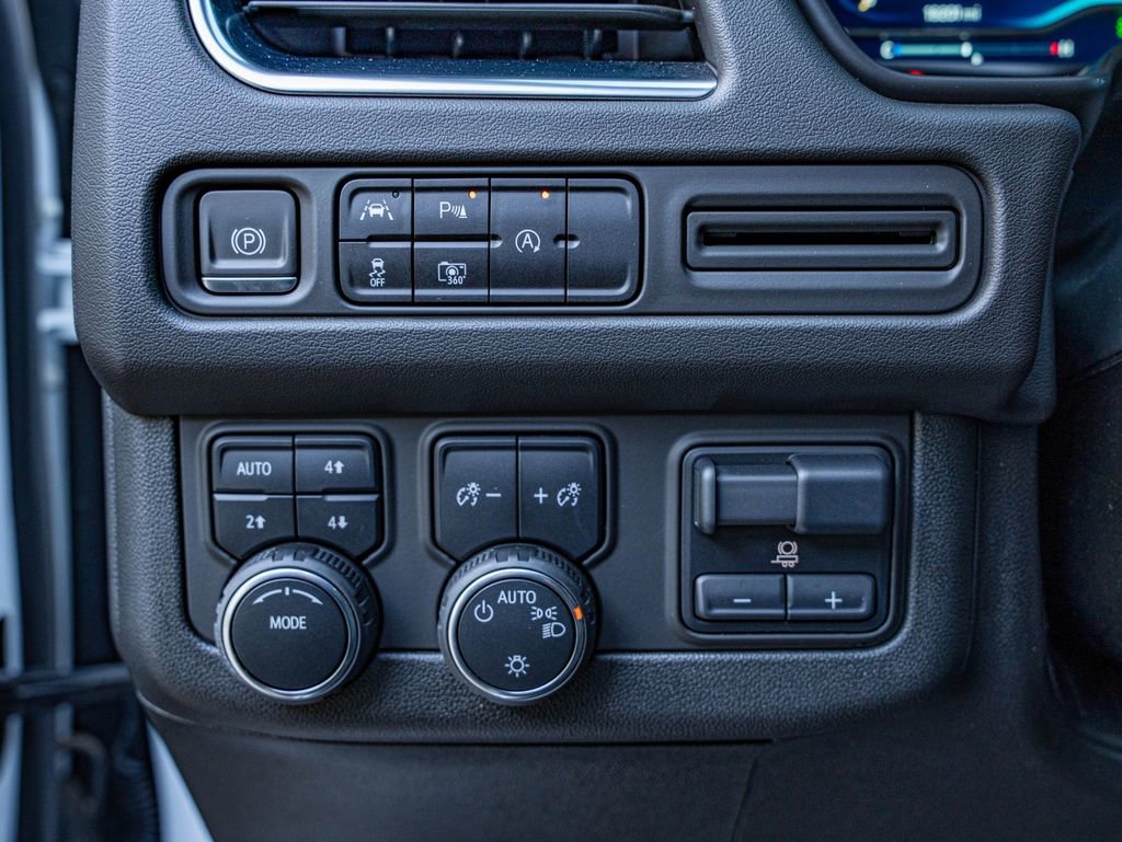 Used 2024 Summit White Chevrolet RST image 18