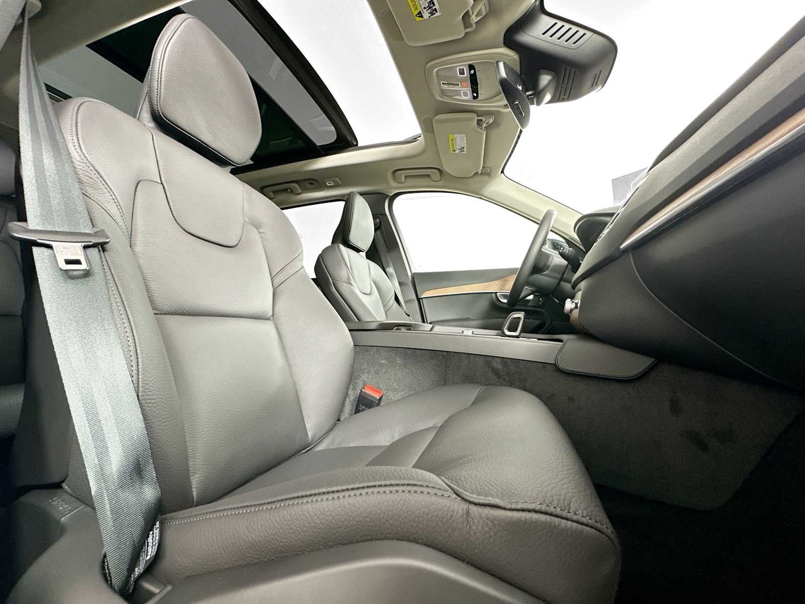 2025 Volvo XC90 Plus - Photo 25