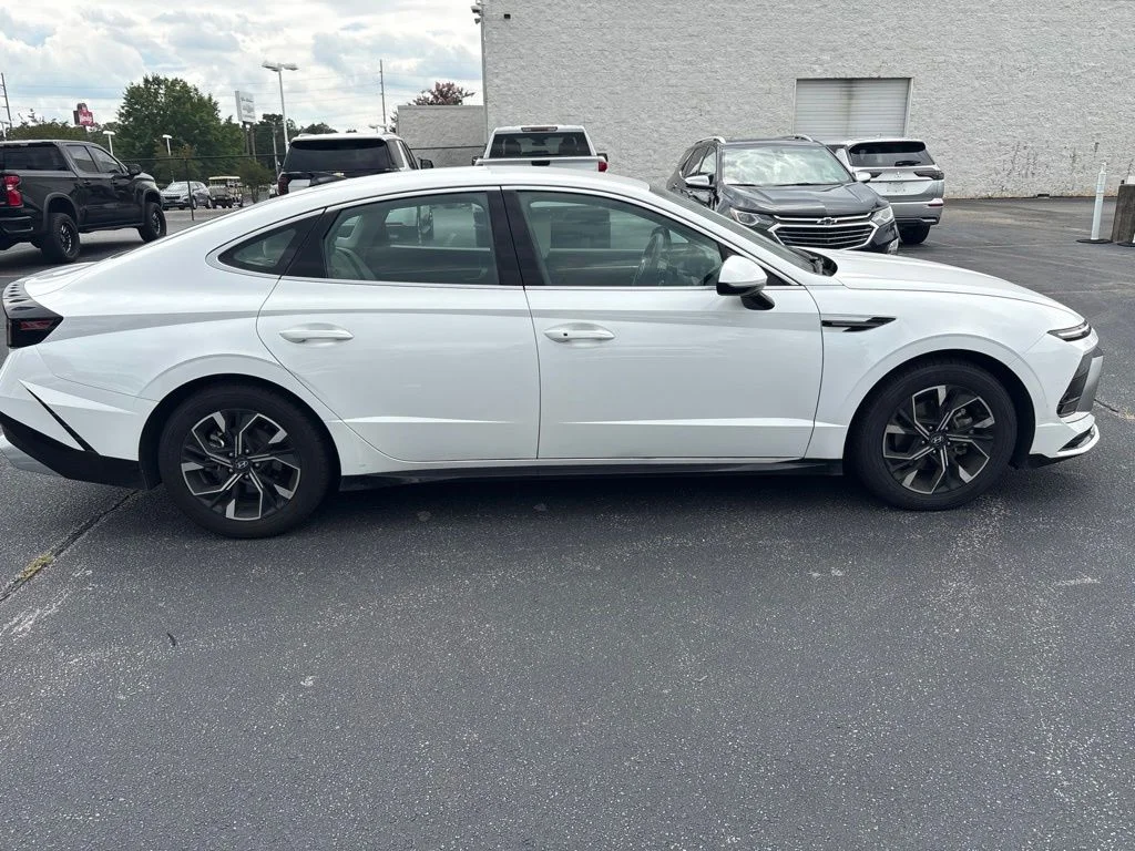 Used 2025 White Hyundai SEL image 2