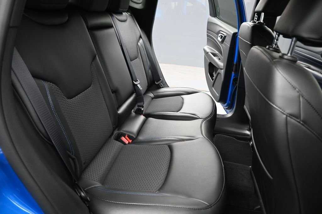 New 2026 Hydro Blue Pearlcoat Jeep Latitude image 12
