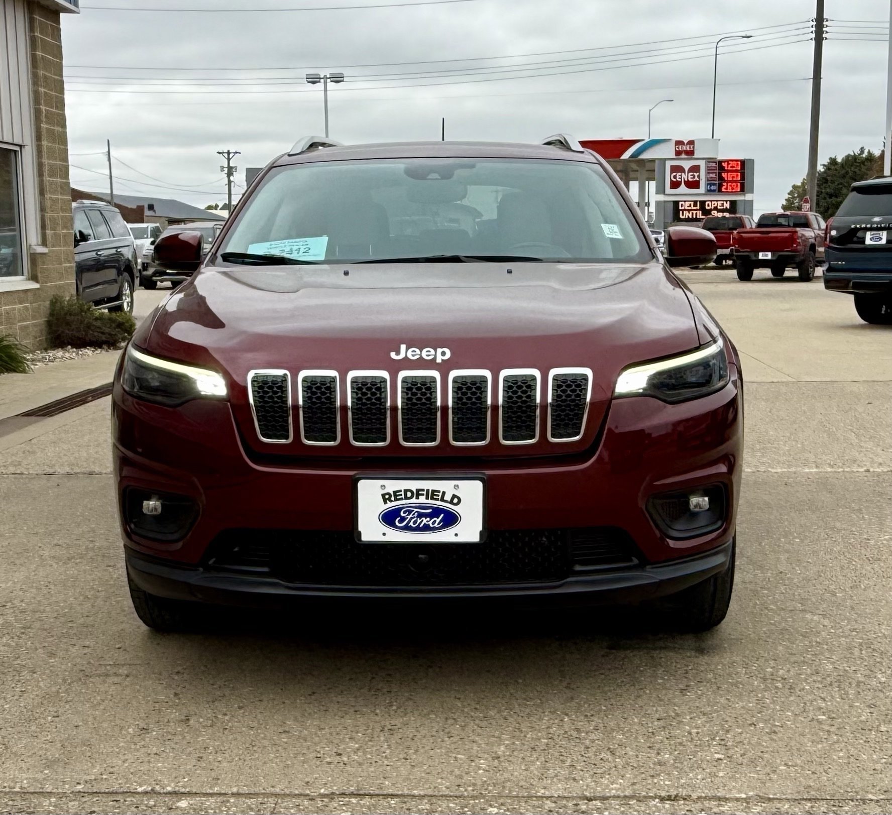 Used 2021 Velvet Red Pearlcoat Jeep Latitude Lux image 3