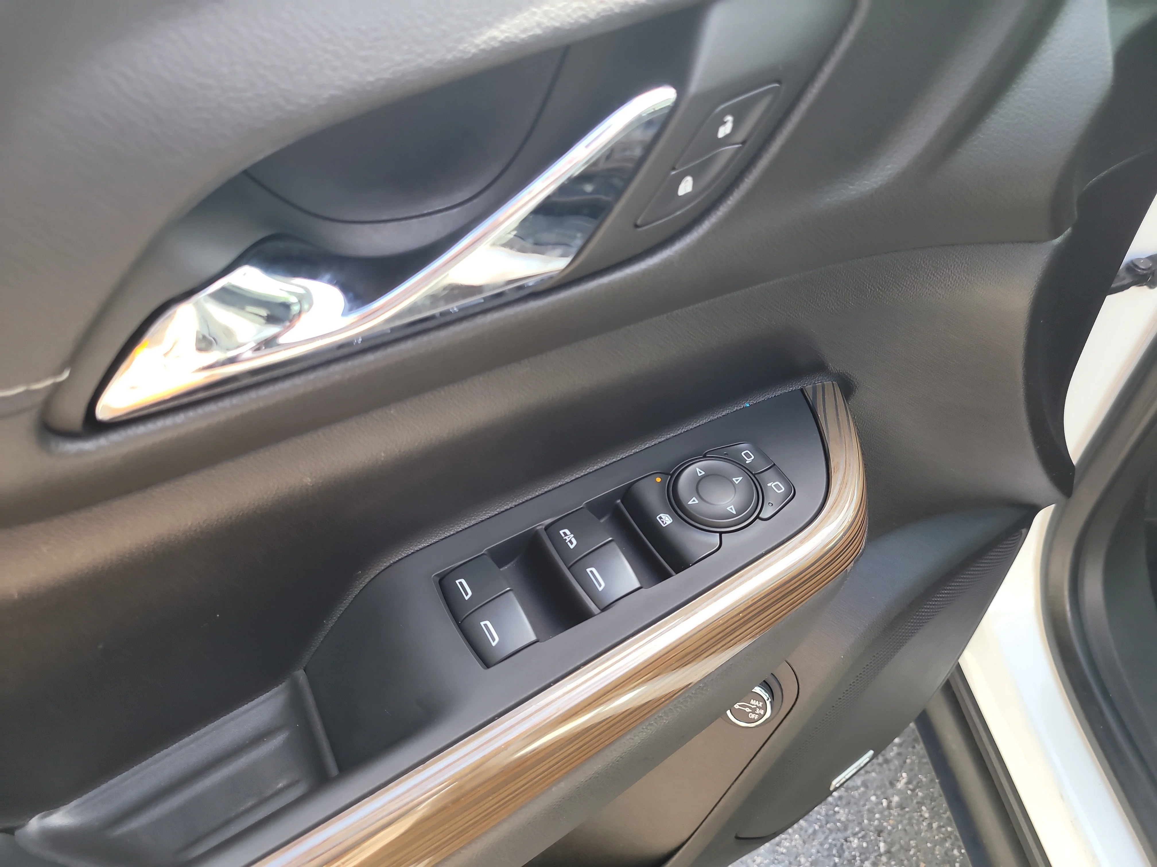 Used 2023 Summit White GMC SLE image 17