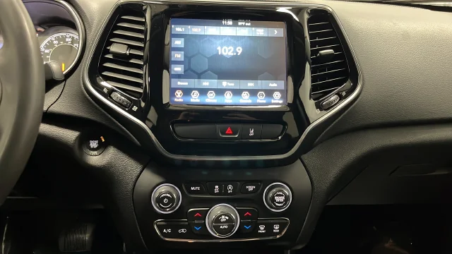 Used 2022 Crystal Metallic Jeep Limited image 13