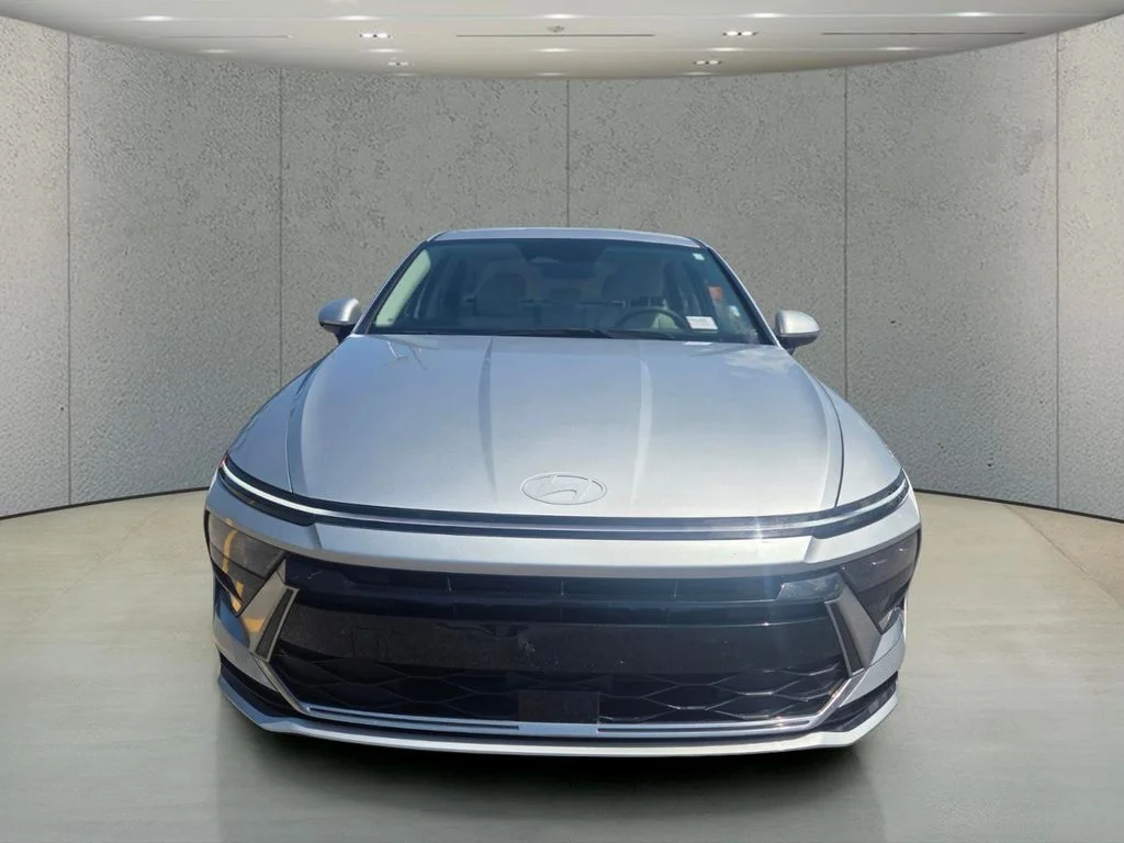 Used 2025 Silver Hyundai SEL image 8