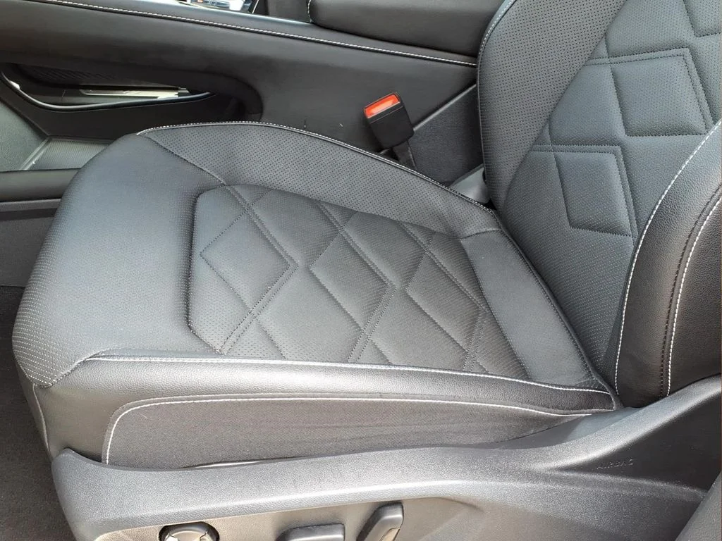 Used 2025  Volkswagen 2.0T SE w/Technology image 16