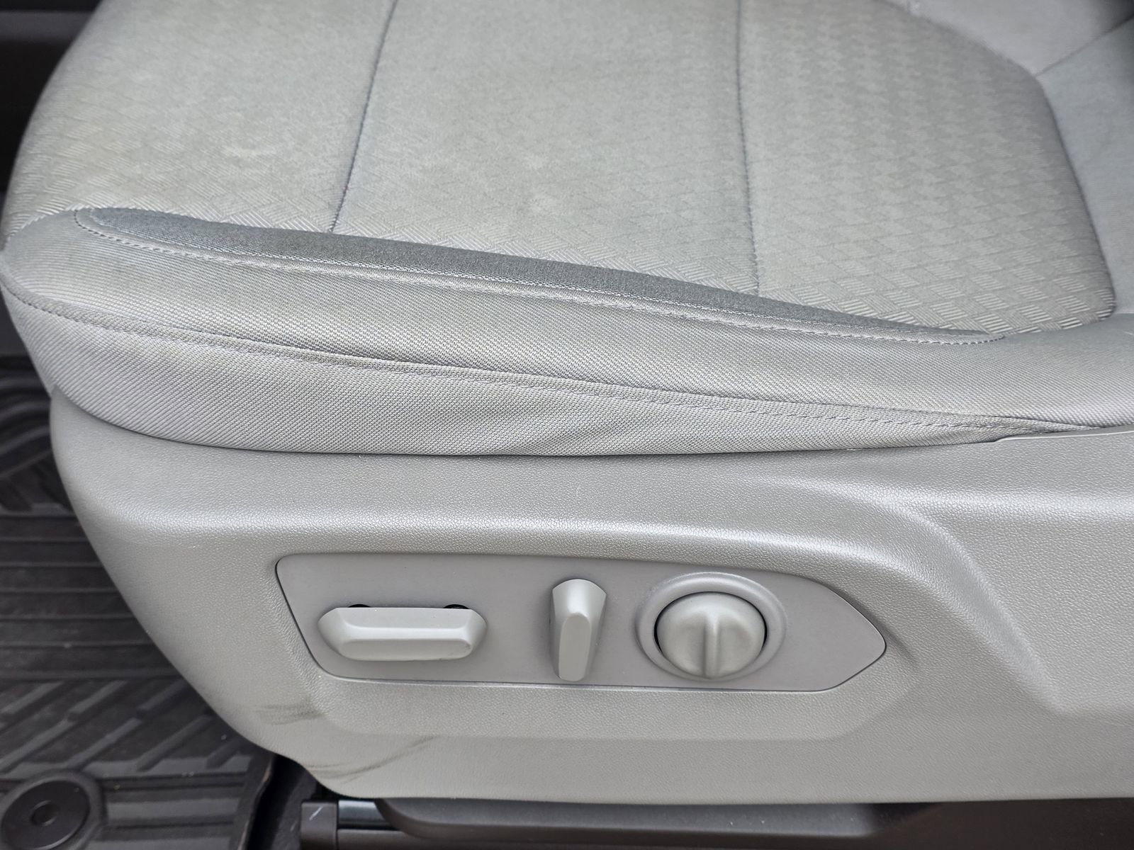 Used 2022 Summit White Chevrolet RST image 18