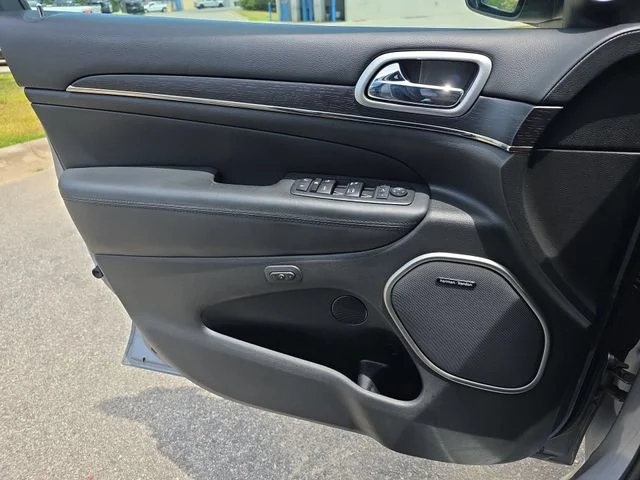 Used 2018 Silver Jeep Overland image 27