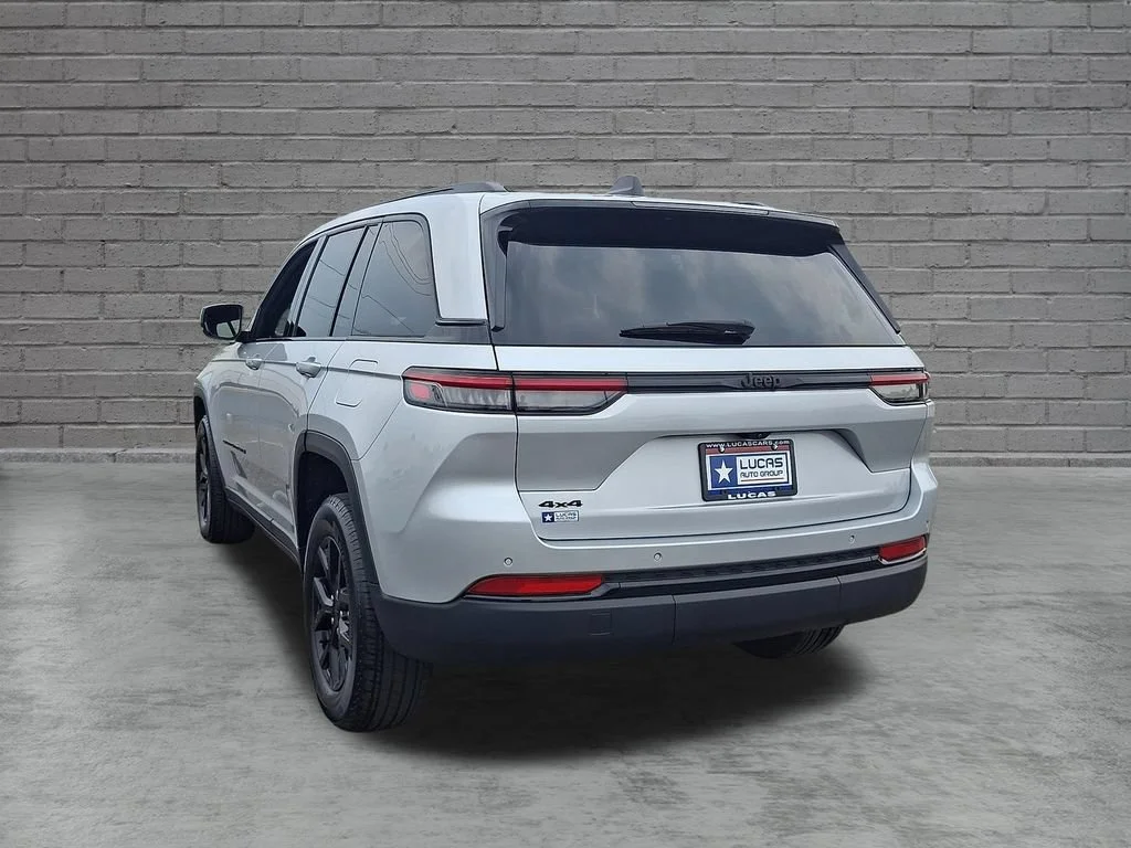 Used 2024 Silver Jeep Altitude X 4x4 image 9