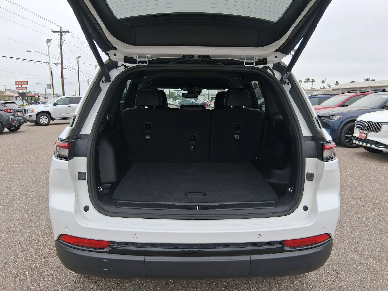 Used 2024 White Jeep Altitude image 6