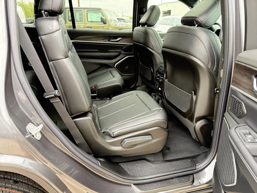 New 2026 Baltic Gray Metallic Clear-Coat Exterior Paint Jeep Limited image 28