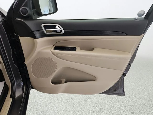 Used 2021 Granite Crystal Clearcoat Metallic Jeep Laredo E image 28