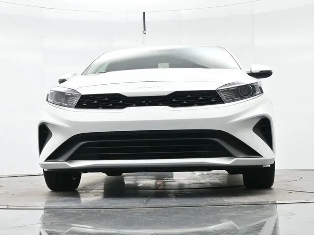 Used 2022 Snow White Pearl Kia LXS image 21