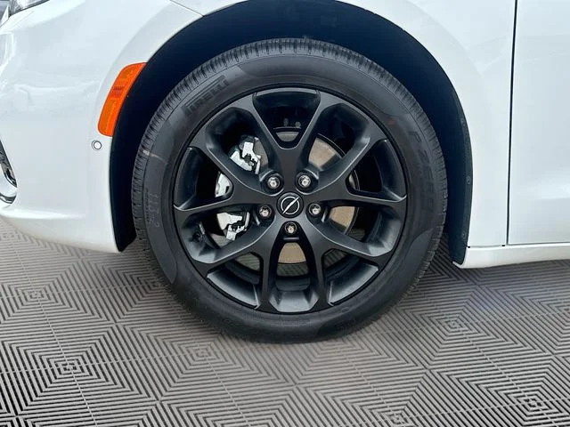 New 2026 Bright White Clear-Coat Exterior Paint Chrysler Select image 36