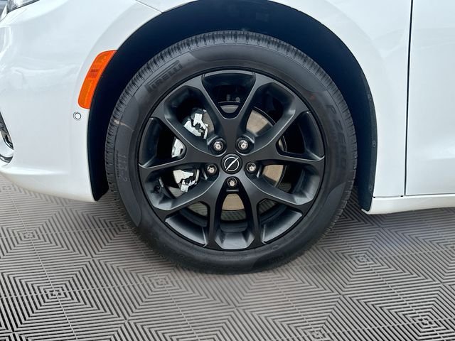 2026 Chrysler Pacifica Select - Photo 36