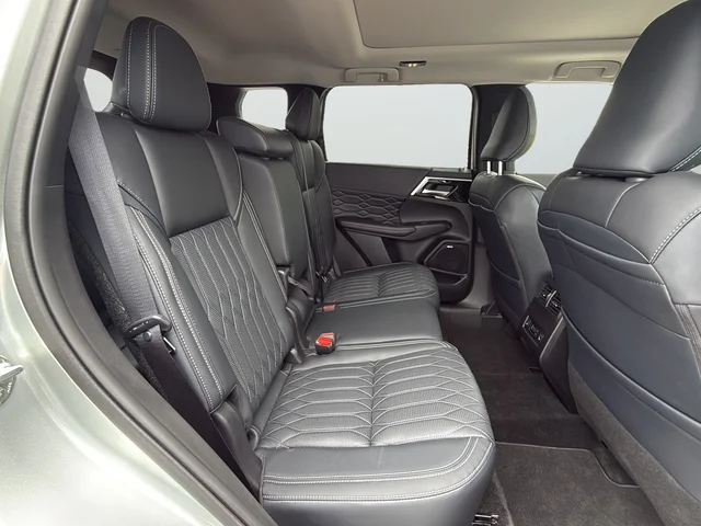 Used 2025 Silver Mitsubishi SEL image 11