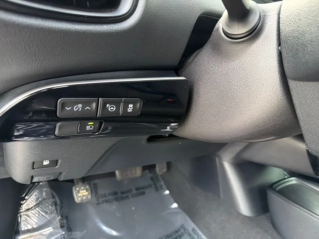 2021 Toyota Prius LE - Photo 17