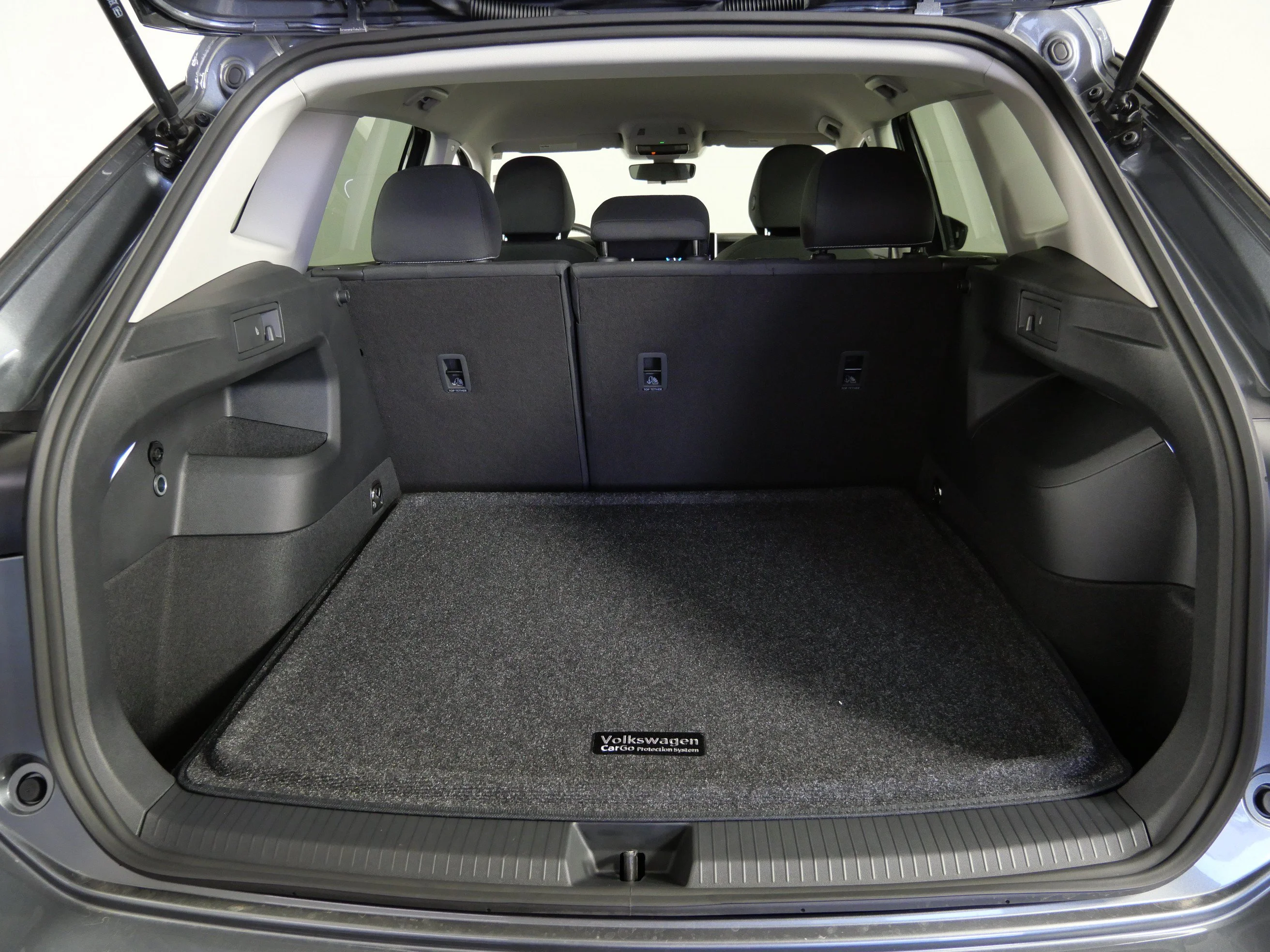 New 2026 Platinum Gray Metallic Volkswagen S image 18