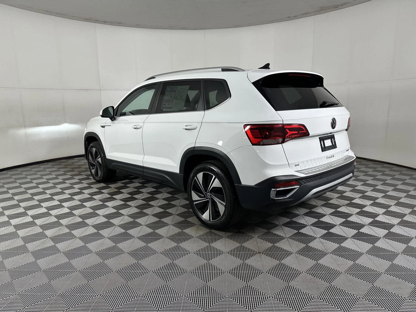 Used 2023 Pure White Volkswagen SE image 8