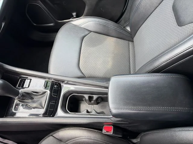 Used 2024 White Jeep Latitude image 25