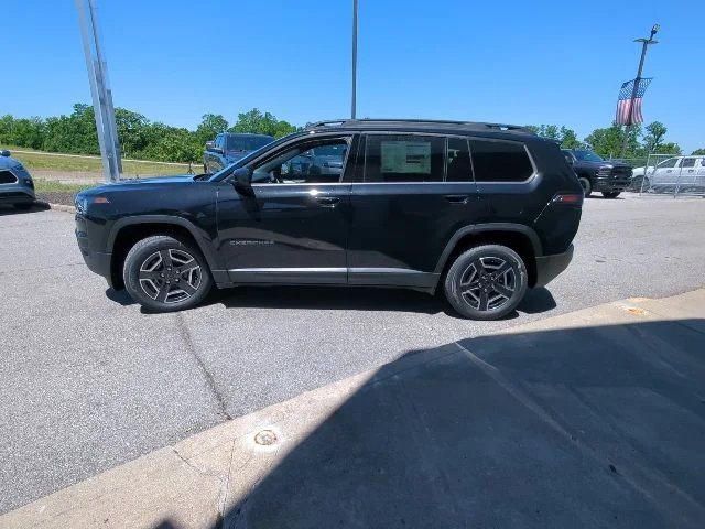 New 2026 Diamond Black Crystal Pearl-Coat Exterior Paint Jeep Laredo image 27