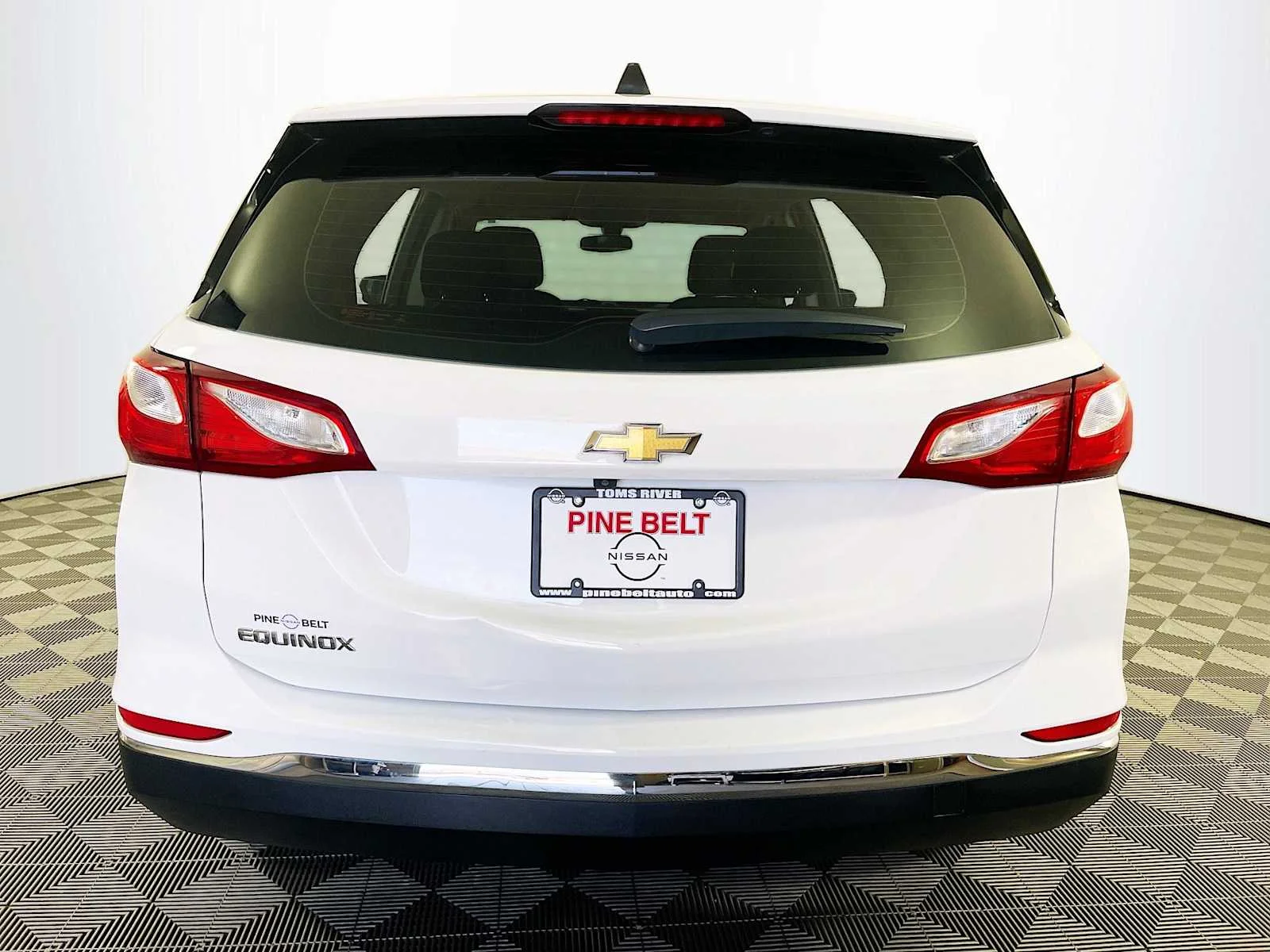 Used 2018 Summit White Chevrolet LS image 5