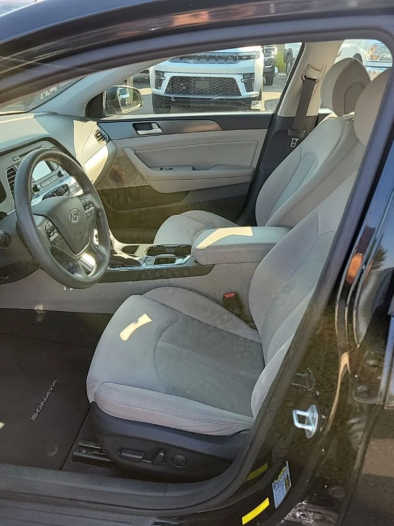 Used 2015 Phantom Black Hyundai Sport image 9