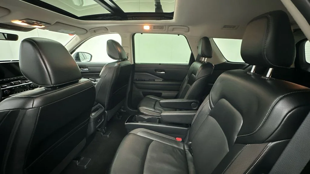Used 2023 White Nissan SL image 9