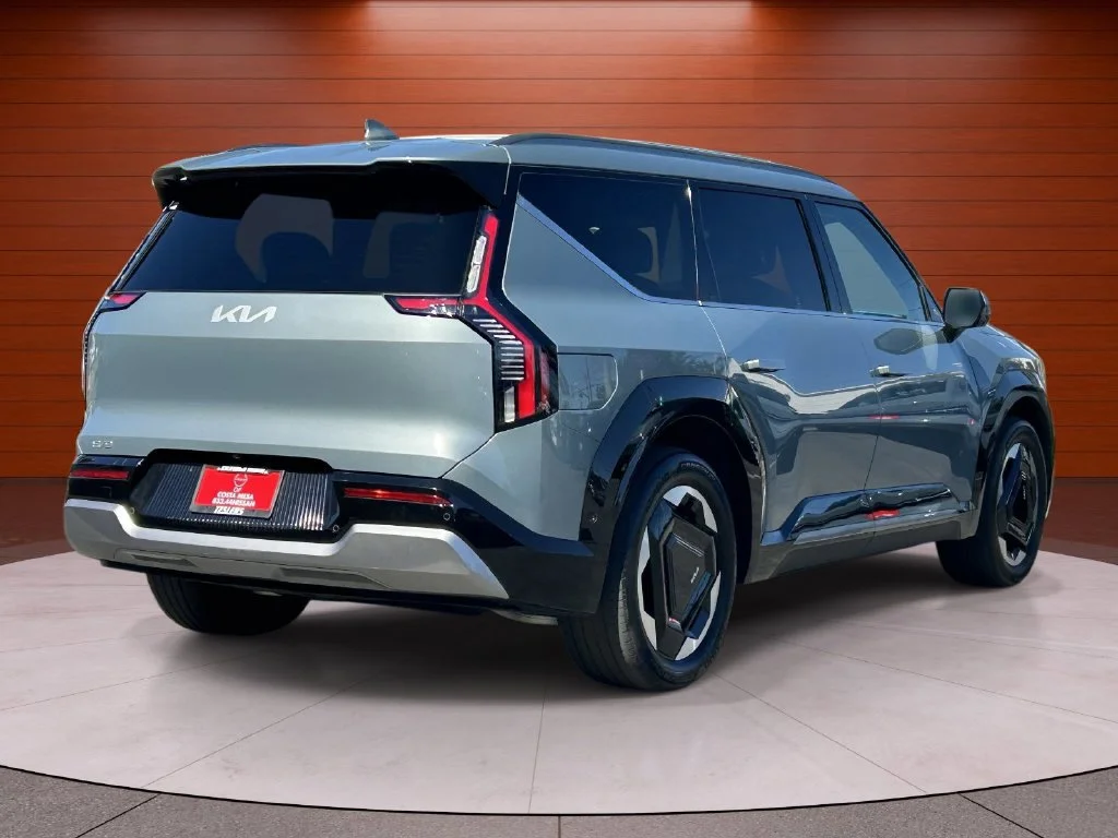 Used 2024 Green Kia Land image 4
