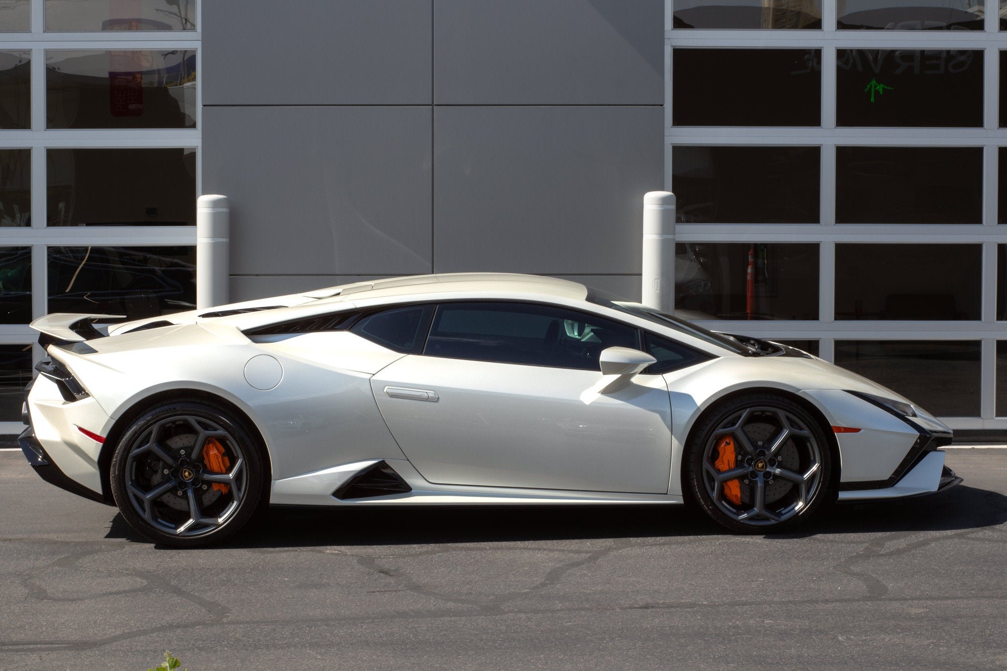 Used 2024 White Lamborghini Coupe image 7