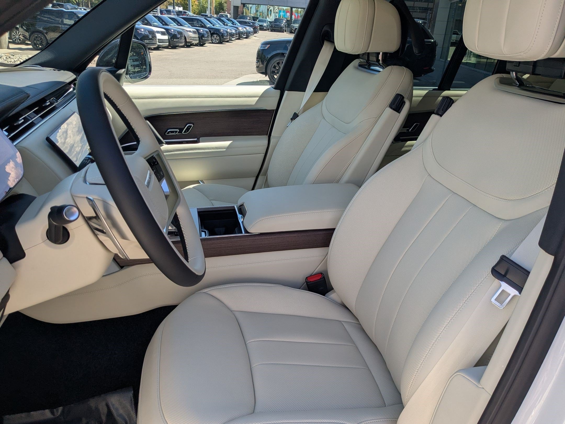 New 2026 Ostuni Pearl White Land Rover P530 SE image 24