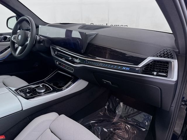New 2026 Carbon Black Metallic BMW xDrive50e image 31