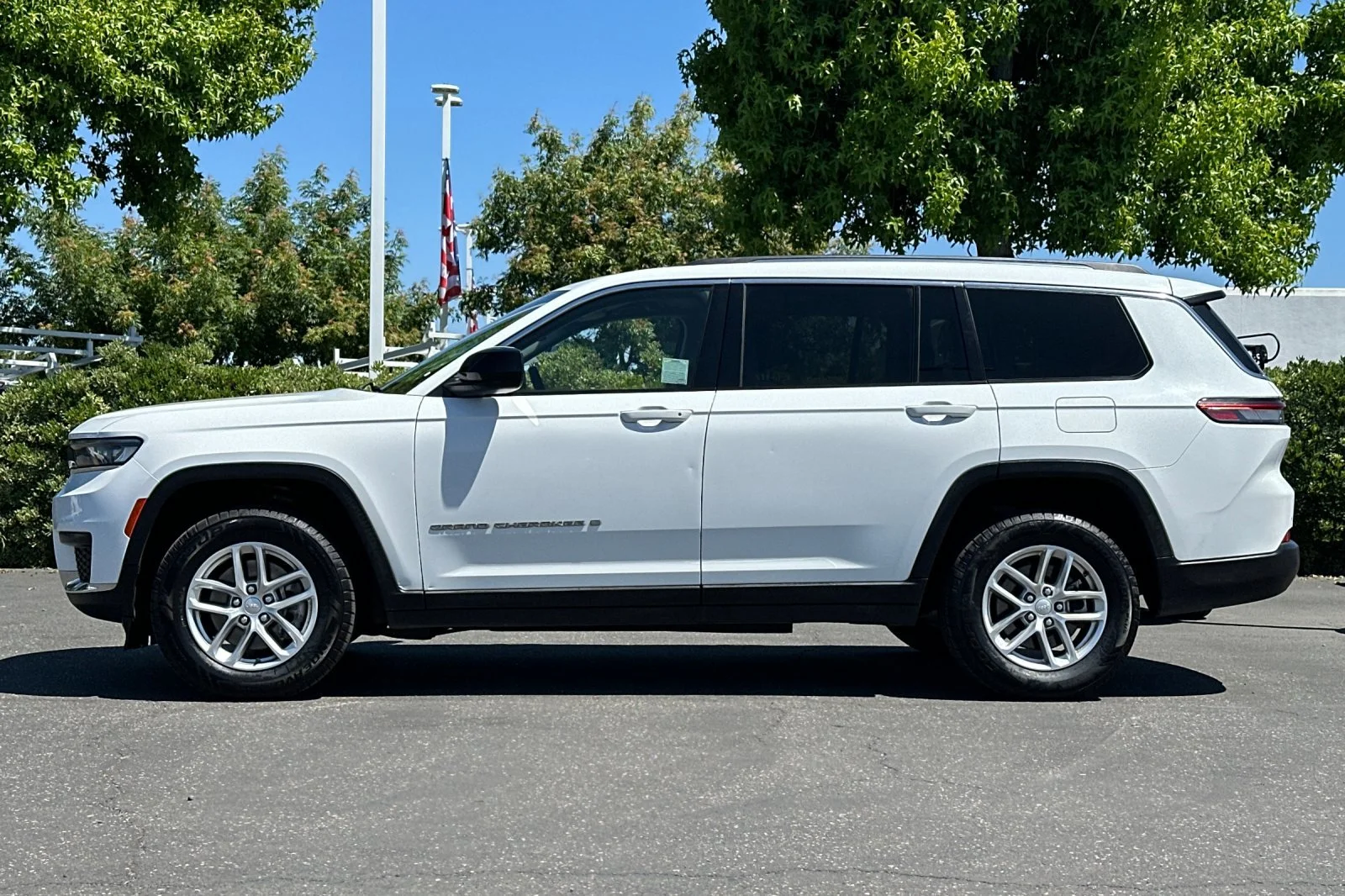 Used 2023 Bright White Clearcoat Jeep Laredo image 7